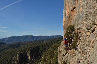 escalade grande voie en Espagne, à Vilanova de meia. Grimpeur pendu au premier relais
