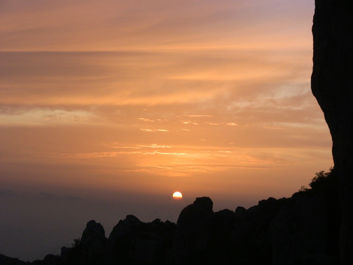 coucher de soleil en fin de journée de falaise, vue sur les rochers se découpant sur les sierras espagnole
